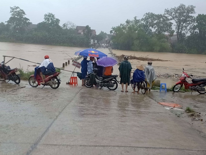 Tin nhanh - Hà Tĩnh: Bất chấp nước lũ nguy hiểm, người dân vẫn trục vớt củi