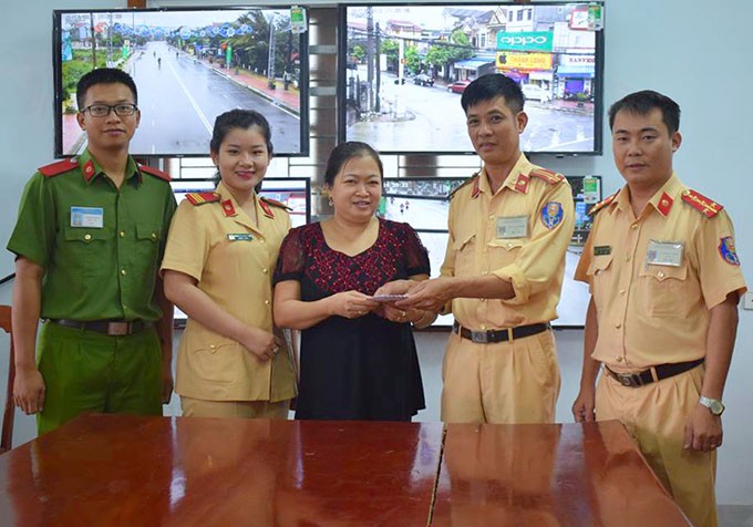 An ninh - Hình sự - Hà Tĩnh: CSGT đi tìm người phụ nữ đánh rơi tiền trên tỉnh lộ