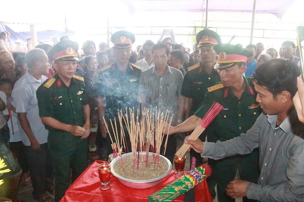 Tin nhanh - Cảm động lễ đón hài cốt liệt sĩ về quê nhờ chiếc bút khắc tên người yêu (Hình 2).