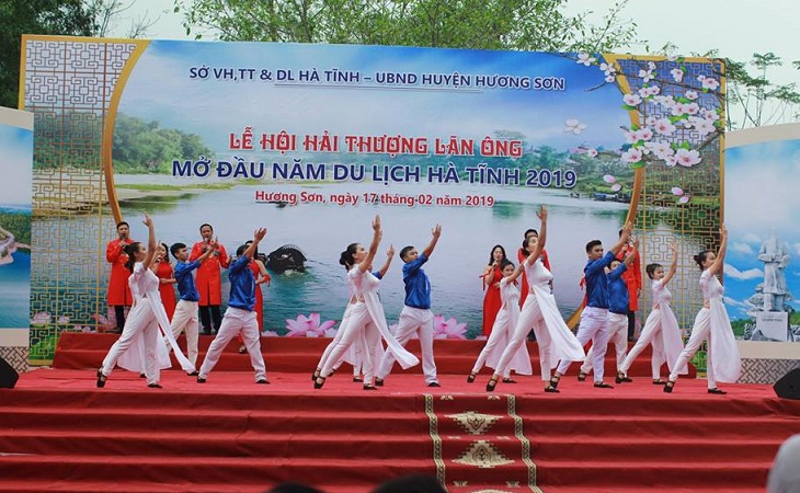 Văn hoá - Hàng nghìn người dâng hương tưởng niệm ngày mất Đại danh y Hải Thượng Lãn Ông  (Hình 2).