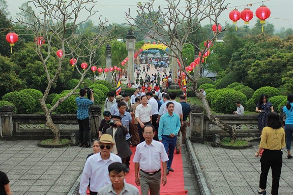 Văn hoá - Hàng nghìn người dâng hương tưởng niệm ngày mất Đại danh y Hải Thượng Lãn Ông 