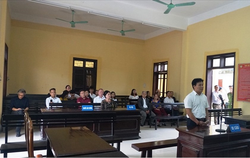 An ninh - Hình sự - Cái giá phải trả của người đàn ông đánh vợ ở chốn đông người