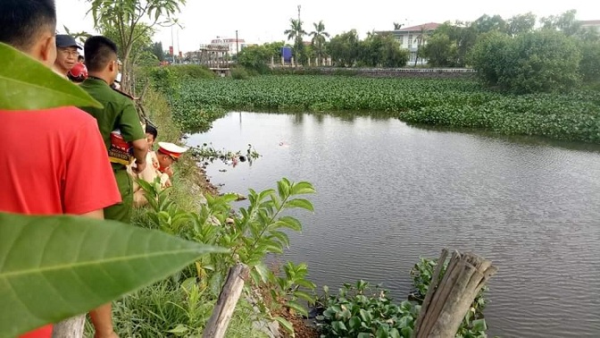 Tin nhanh - Phát hiện thi thể người đàn ông cùng chiếc xe máy dưới hồ nước ở Hà Tĩnh (Hình 2).