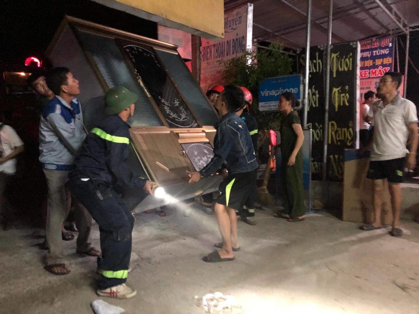 Tin nhanh - Người dân Hà Tĩnh hốt hoảng sơ tán trong đêm vì cháy rừng trên diện rộng (Hình 2).