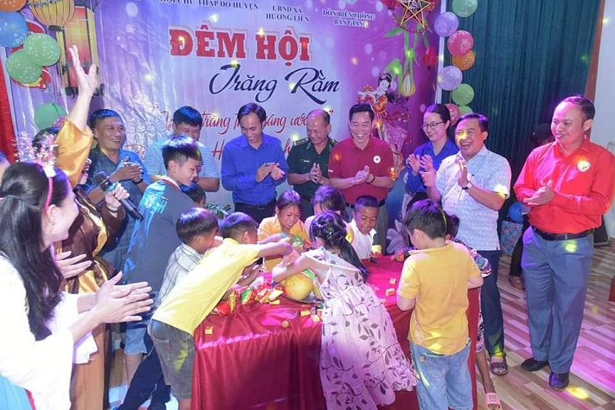 Dân sinh - Mang Tết Trung Thu đến với các em nhỏ ở bản Rào Tre