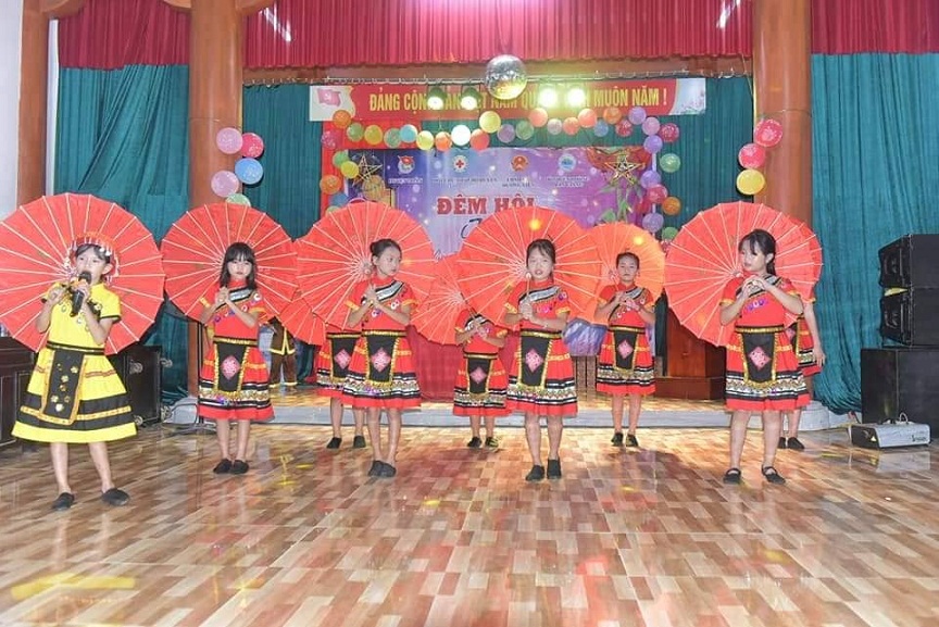 Dân sinh - Mang Tết Trung Thu đến với các em nhỏ ở bản Rào Tre (Hình 2).