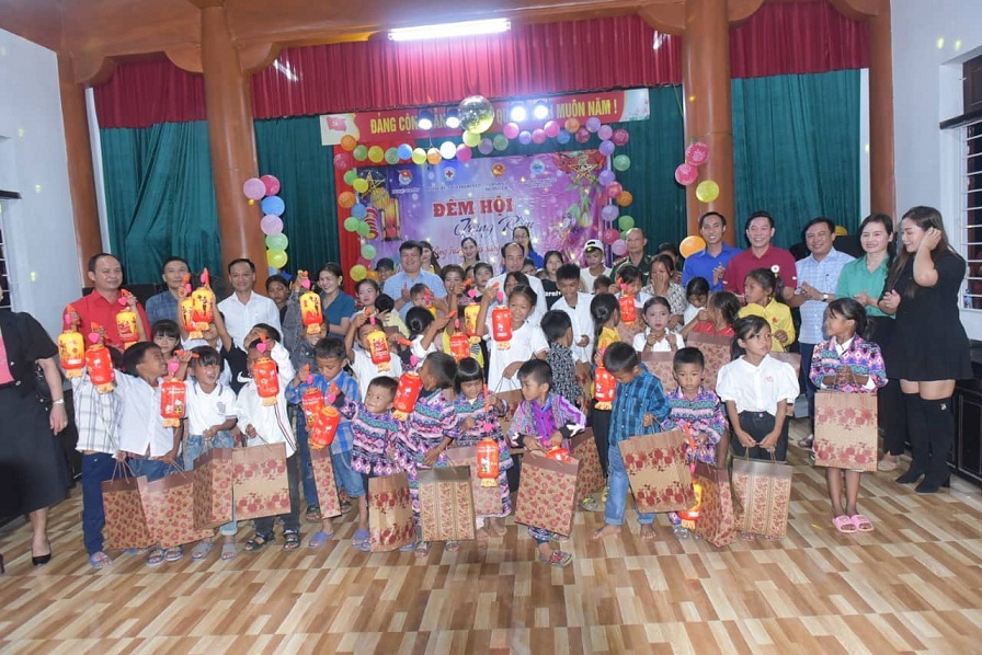 Dân sinh - Mang Tết Trung Thu đến với các em nhỏ ở bản Rào Tre (Hình 4).