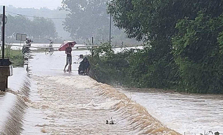 Sự kiện - Hà Tĩnh: Nước sông dâng cao, hàng trăm hộ dân cô lập trong nước lũ (Hình 2).