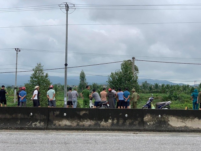 Dân sinh - Hà Tĩnh: Nước lũ rút, phát hiện thi thể người đàn ông bên cánh đồng (Hình 2).