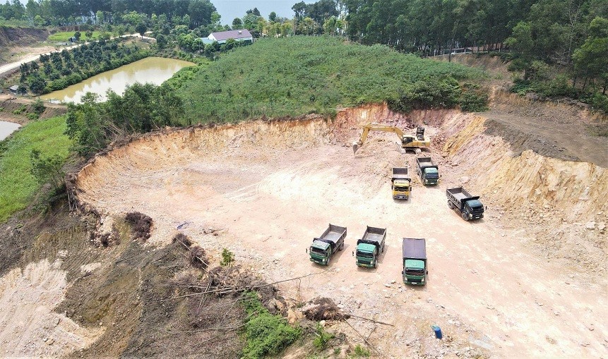 Môi trường - Xâm nhập đại công trường khai thác đất trái phép lớn nhất Hà Tĩnh (Hình 2).