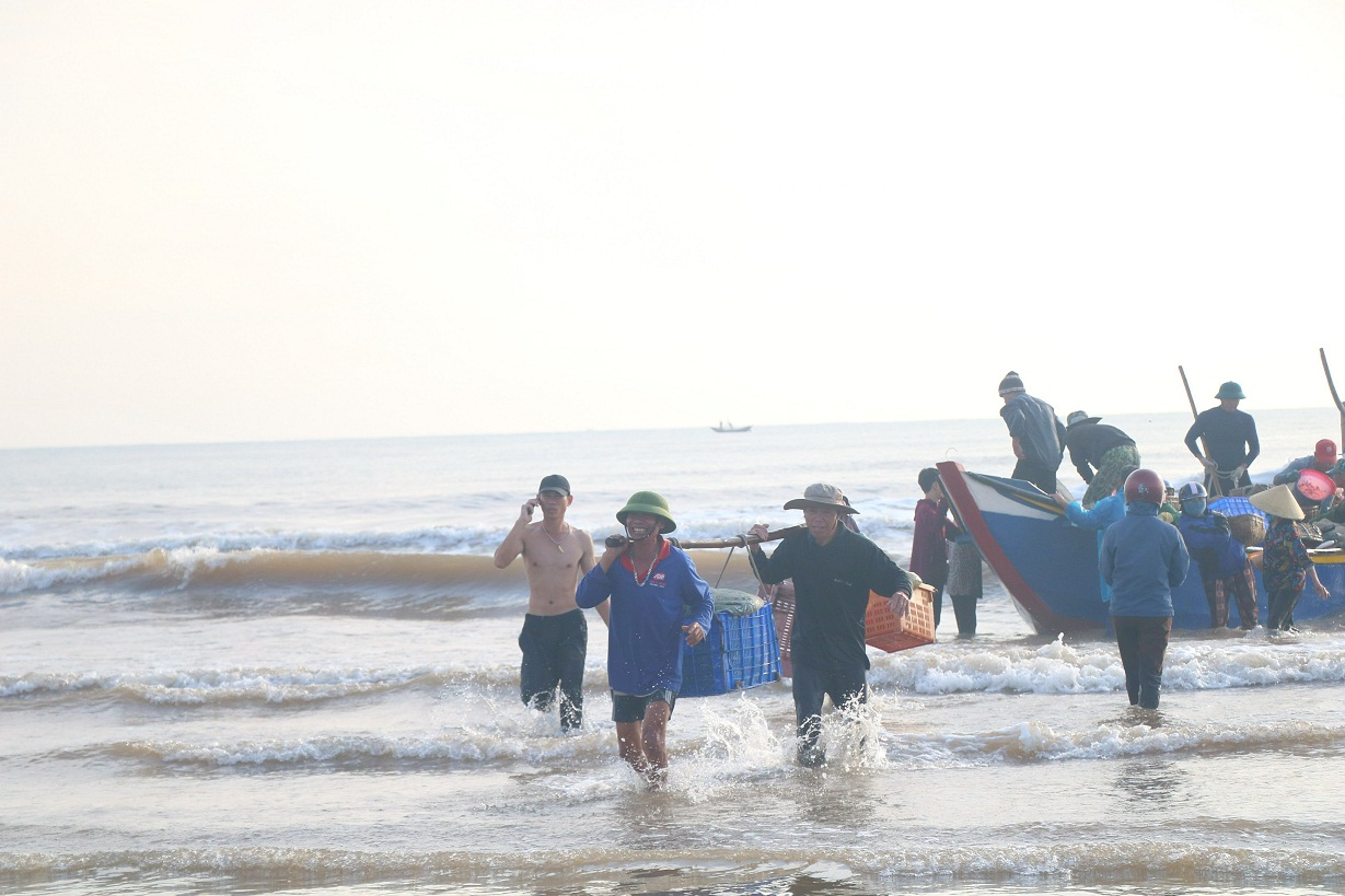 Dân sinh - Trúng đậm “lộc trời”, dân Hà Tĩnh thu tiền triệu mỗi chuyến ra khơi