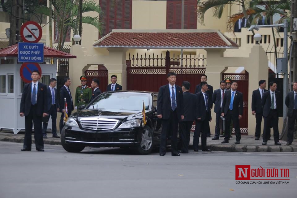 Tin nhanh - Hé lộ về những “lá chắn sống“ chạy theo xe bảo vệ nhà lãnh đạo Triều Tiên Kim Jong - un (Hình 2).