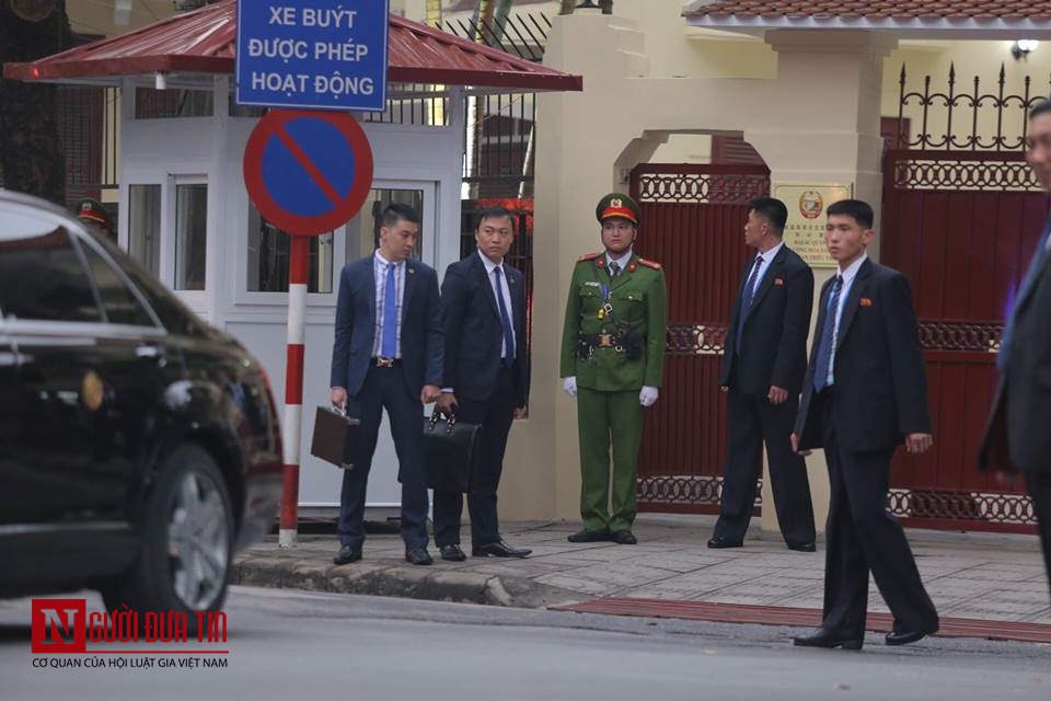 Tin nhanh - Hé lộ về những “lá chắn sống“ chạy theo xe bảo vệ nhà lãnh đạo Triều Tiên Kim Jong - un (Hình 5).