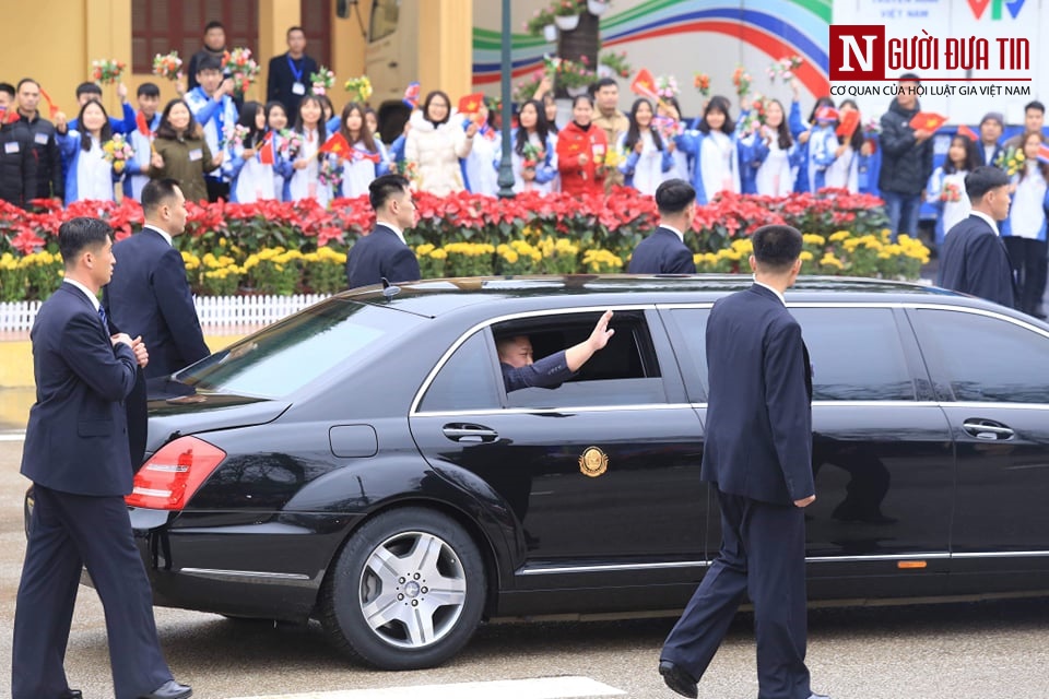 Tin nhanh - Hé lộ về những “lá chắn sống“ chạy theo xe bảo vệ nhà lãnh đạo Triều Tiên Kim Jong - un