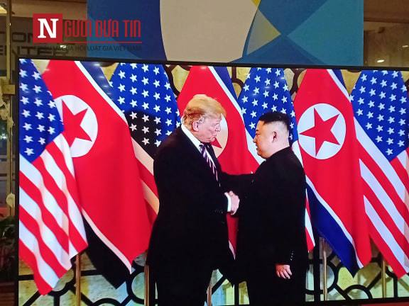 Tin nhanh - Cái bắt tay lịch sử của Tổng thống Mỹ Donald Trump và Chủ tịch Triều Tiên Kim Jong-un tại Hà Nội (Hình 2).