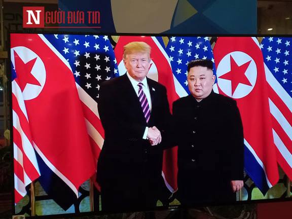 Tin nhanh - Cái bắt tay lịch sử của Tổng thống Mỹ Donald Trump và Chủ tịch Triều Tiên Kim Jong-un tại Hà Nội