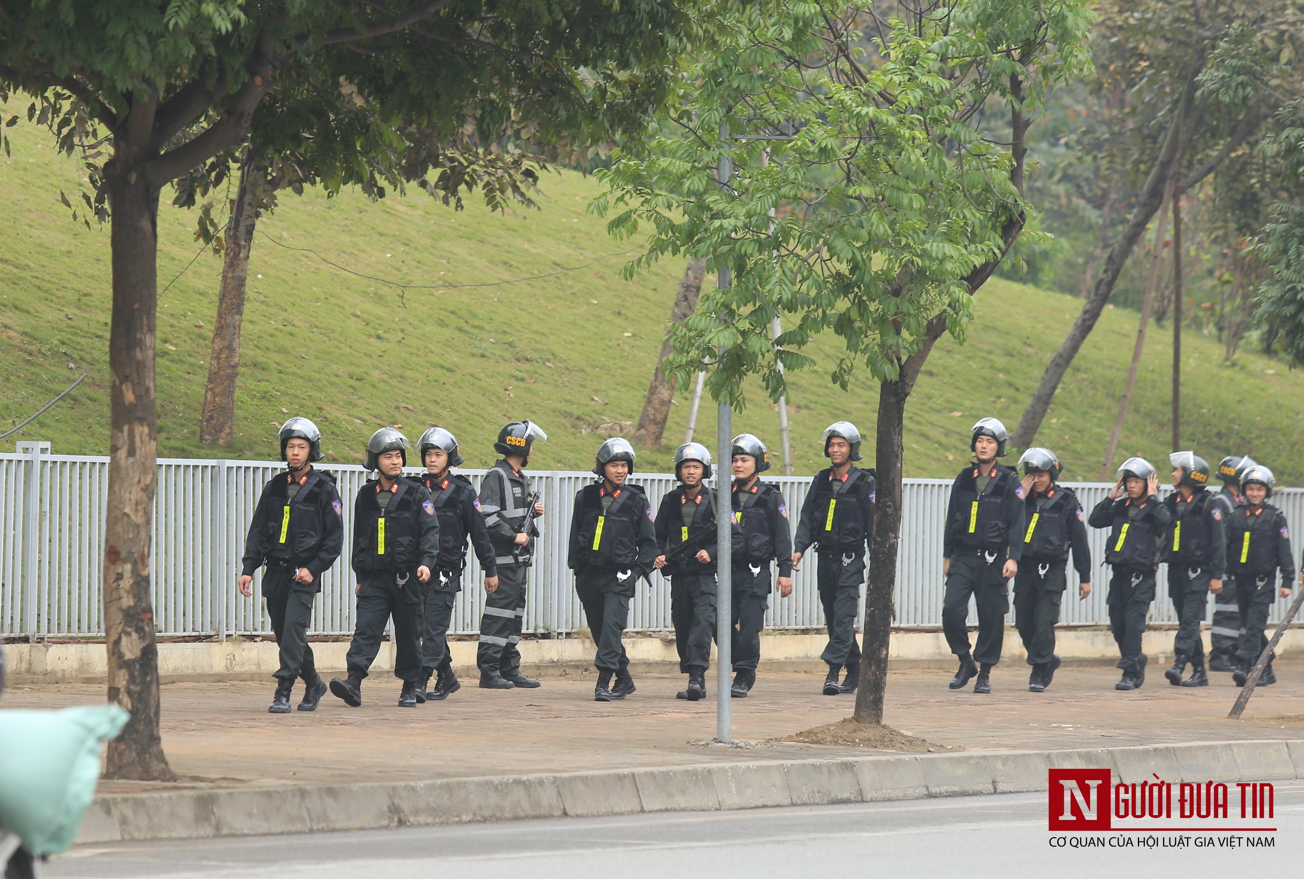 Tin nhanh - Theo chân đoàn xe chở Tổng thống Donald Trump đến Phủ Chủ tịch nước (Hình 9).