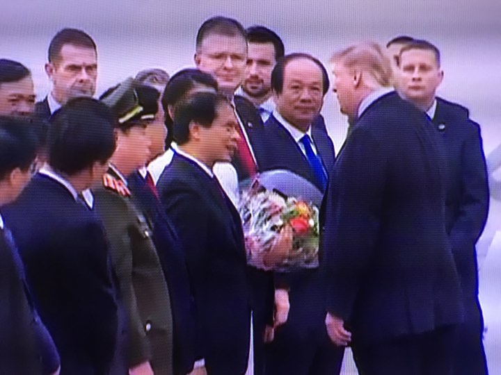 Tin nhanh - Tổng thống Mỹ Donald Trump lên đường ra sân bay về nước sau khi kết thúc họp báo (Hình 4).