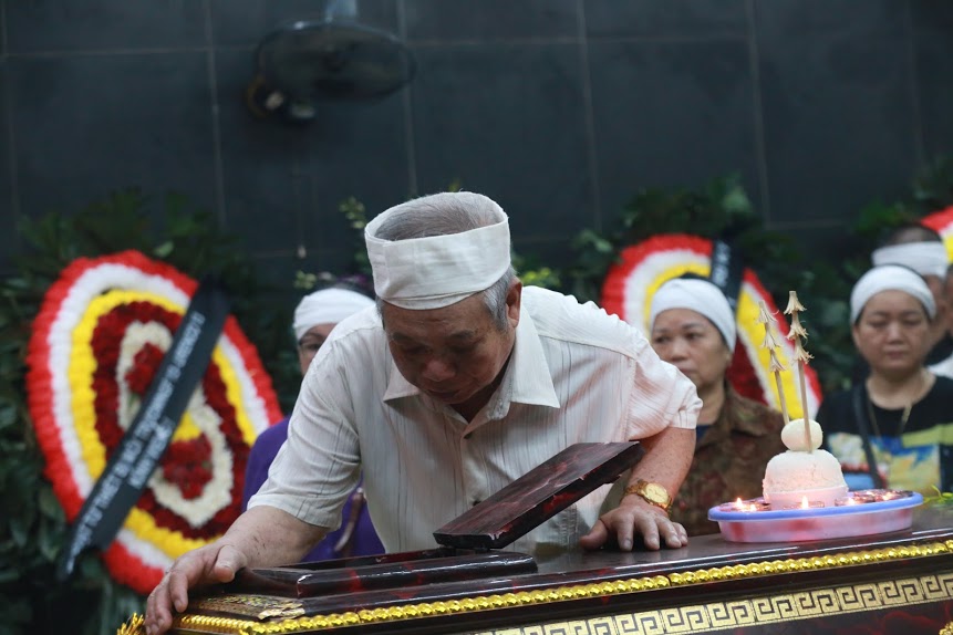 Tin nhanh - Đám tang đẫm nước mắt tiễn đưa nữ lao công bị “xe điên” đâm tử vong ở đường Láng (Hình 7).