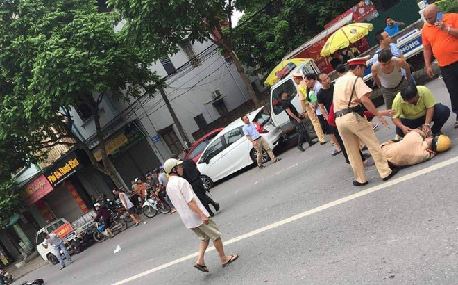 Tin nhanh - Hà Nội: Trung úy CSGT đang làm nhiệm vụ bị thanh niên xăm trổ tông gục trên QL32