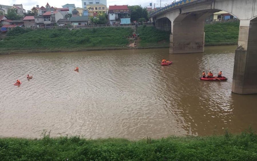 Tin nhanh -  Đã tìm thấy cô gái bỏ lại dép và điện thoại rồi nhảy cầu tự tử ở sông Kỳ Cùng (Hình 2).