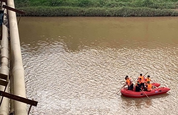 Tin nhanh - Lạng Sơn: Để lại dép và điện thoại, cô gái bất ngờ nhảy sông tự tử (Hình 2).