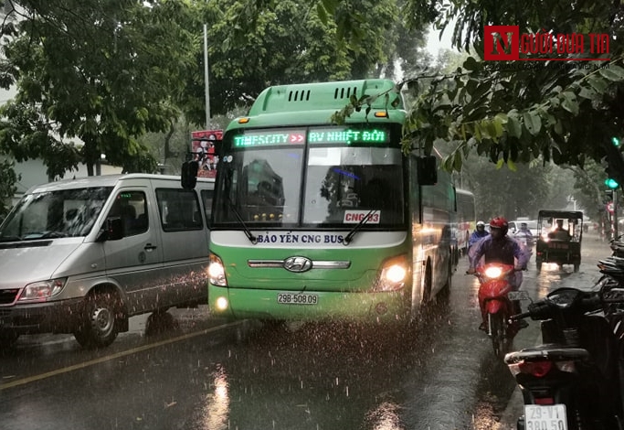 Tin nhanh - Dân Thủ đô hốt hoảng bật đèn soi đường giữa trưa, trời tối sầm như ban đêm (Hình 9).