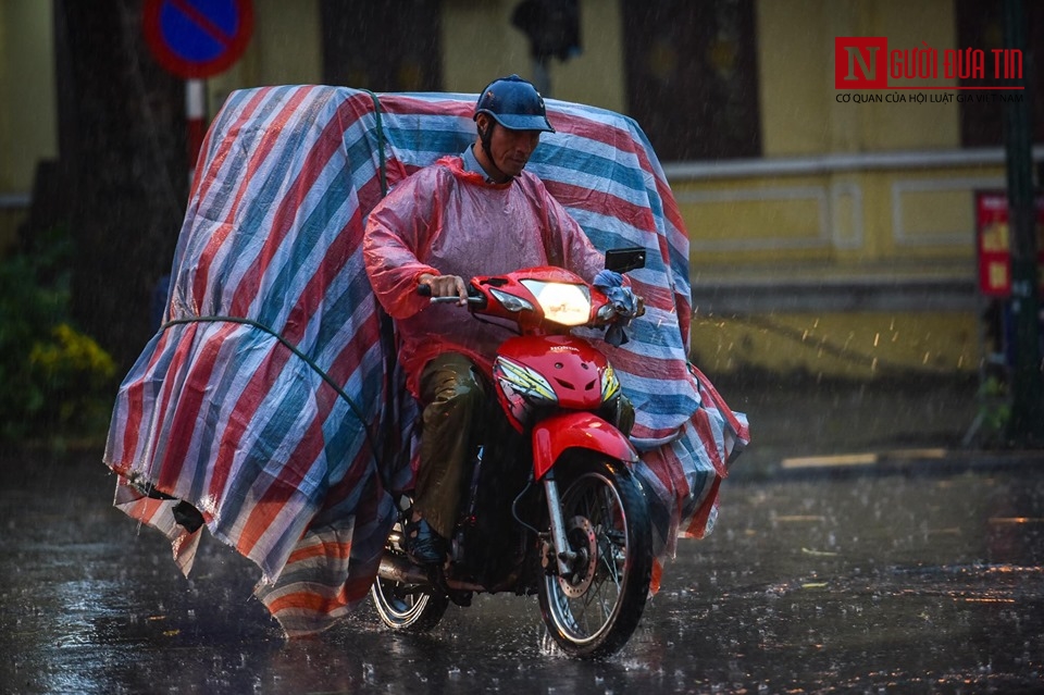 Tin nhanh - Dân Thủ đô hốt hoảng bật đèn soi đường giữa trưa, trời tối sầm như ban đêm (Hình 4).