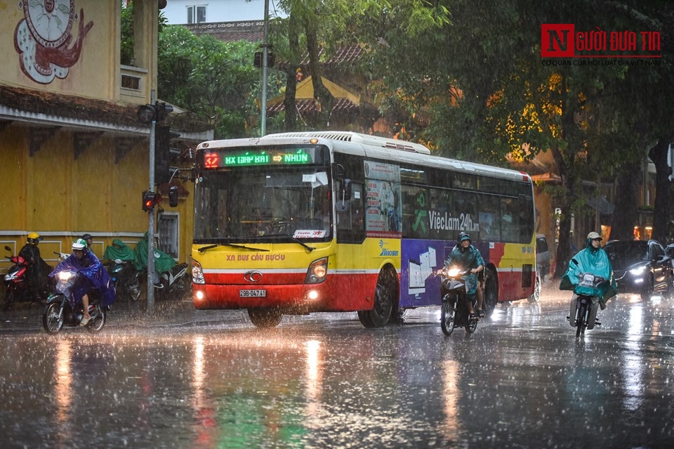 Tin nhanh - Dân Thủ đô hốt hoảng bật đèn soi đường giữa trưa, trời tối sầm như ban đêm (Hình 3).