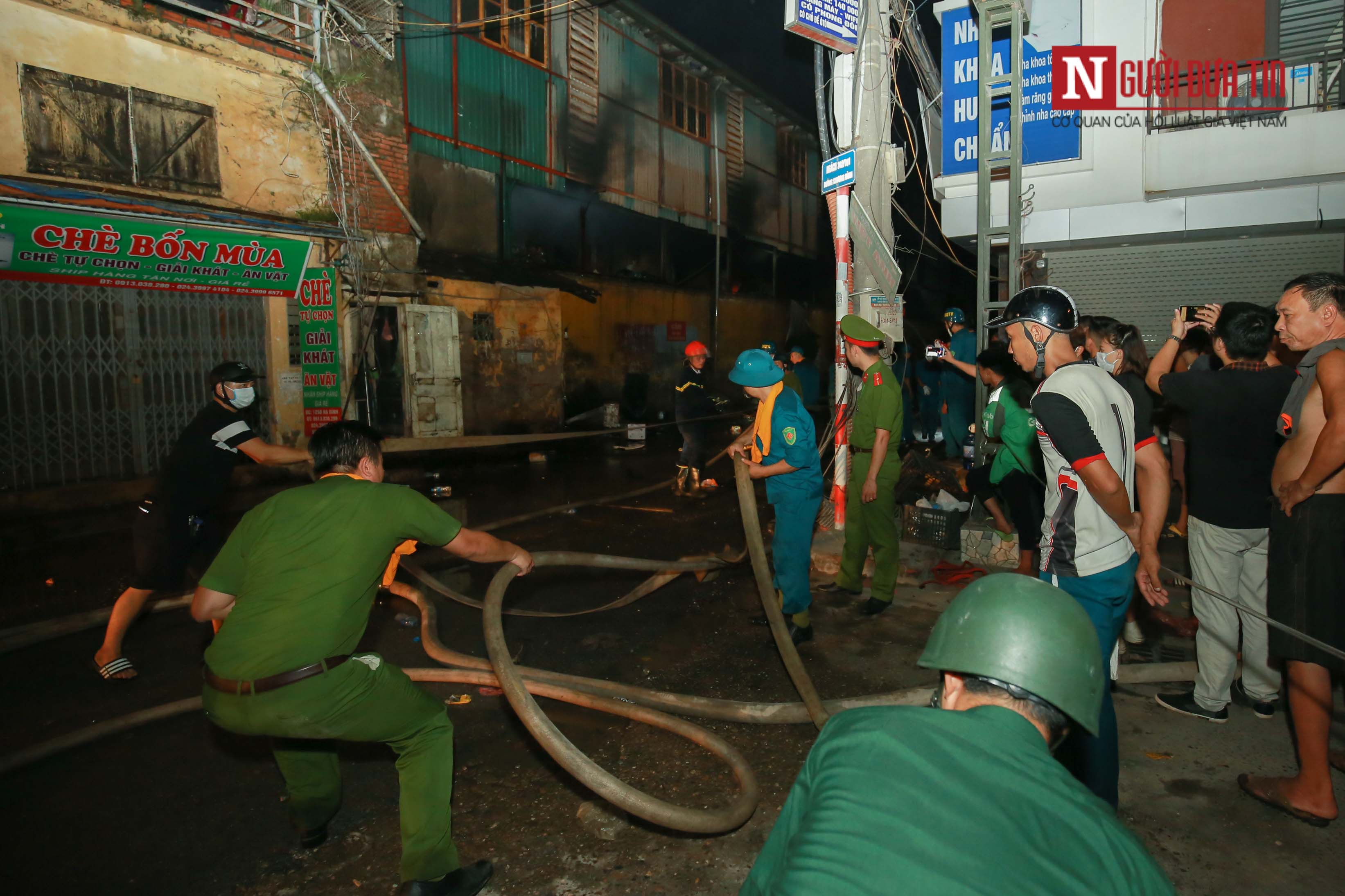 Tin nhanh - Những người hùng gồng mình chữa cháy xuyên đêm tại nhà máy phích nước Rạng Đông (Hình 8).