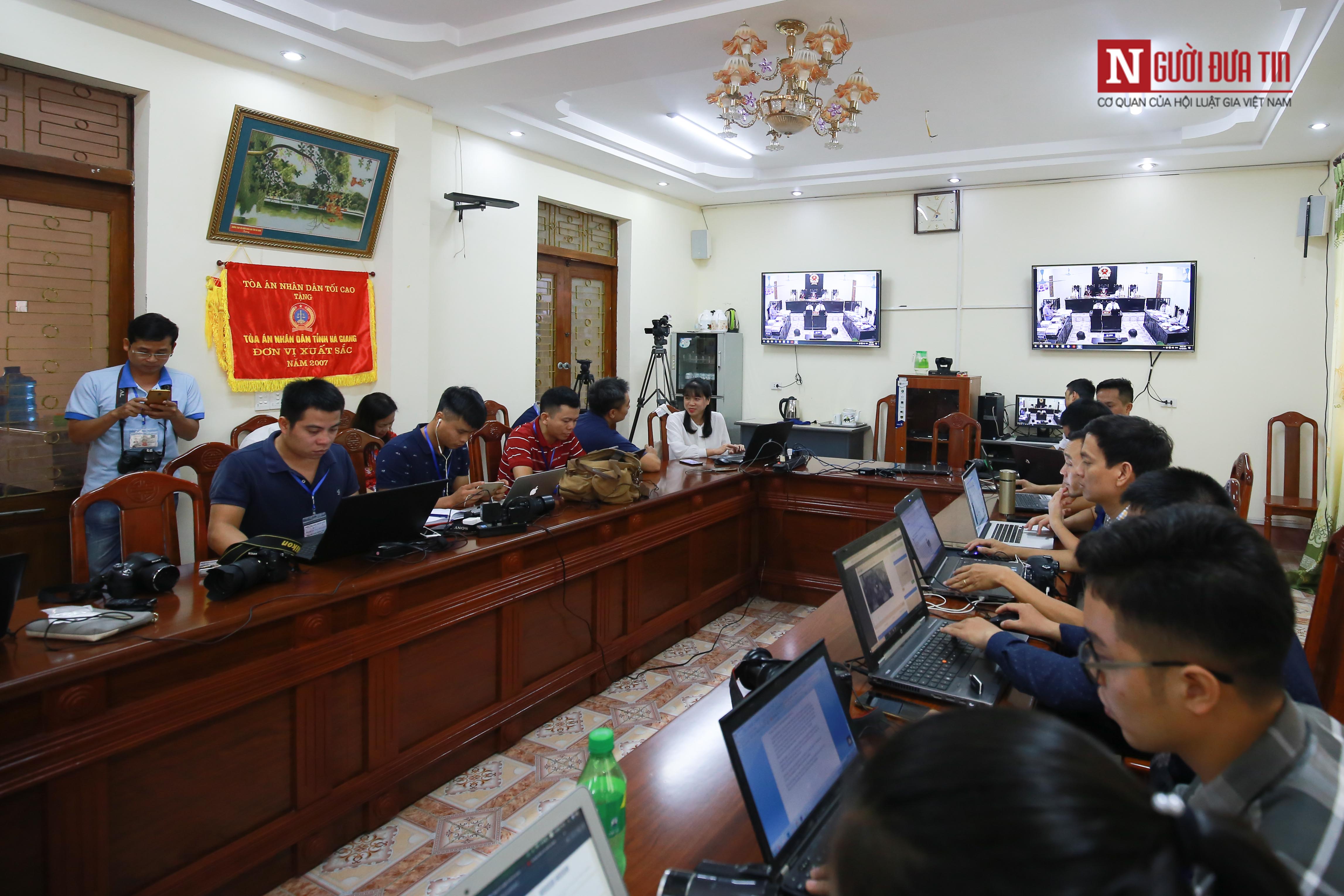 Hồ sơ điều tra - Chùm ảnh: Toàn cảnh phiên xét xử sơ thẩm vụ gian lận thi cử Hà Giang ngày đầu tiên (Hình 17).