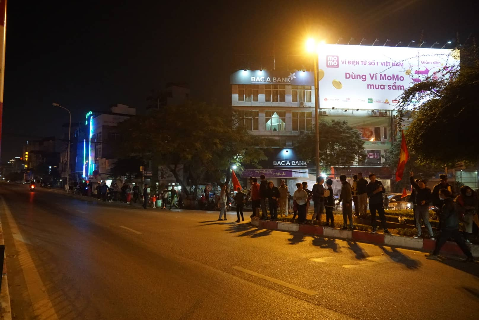 Tin nhanh - Người hâm mộ tột cùng sung sướng đón chào những người hùng mang vinh quang SEA Games 30 trở về (Hình 15).