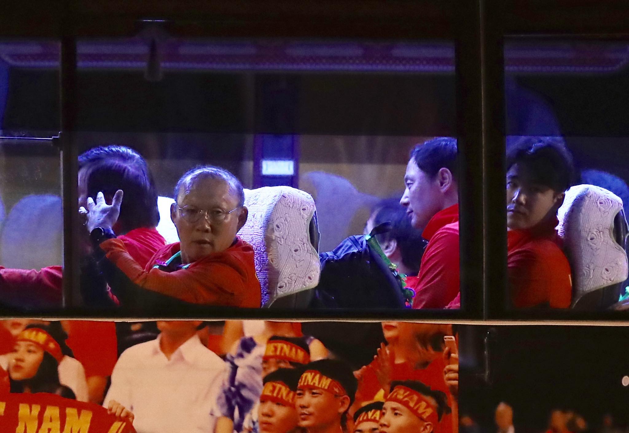 Tin nhanh - Người hâm mộ tột cùng sung sướng đón chào những người hùng mang vinh quang SEA Games 30 trở về (Hình 16).