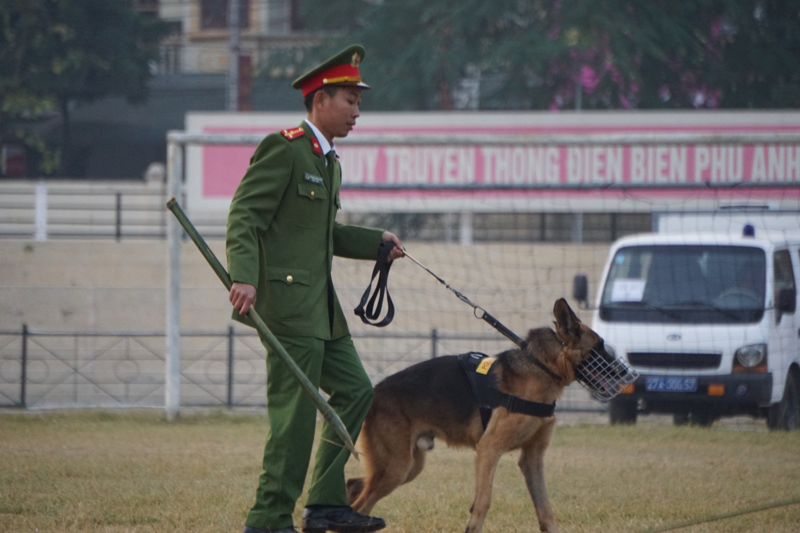 Hồ sơ điều tra - Ngày đầu xét xử vụ nữ sinh giao gà: Chó nghiệp vụ, xe cứu hoả được điều động đến phiên toà (Hình 7).