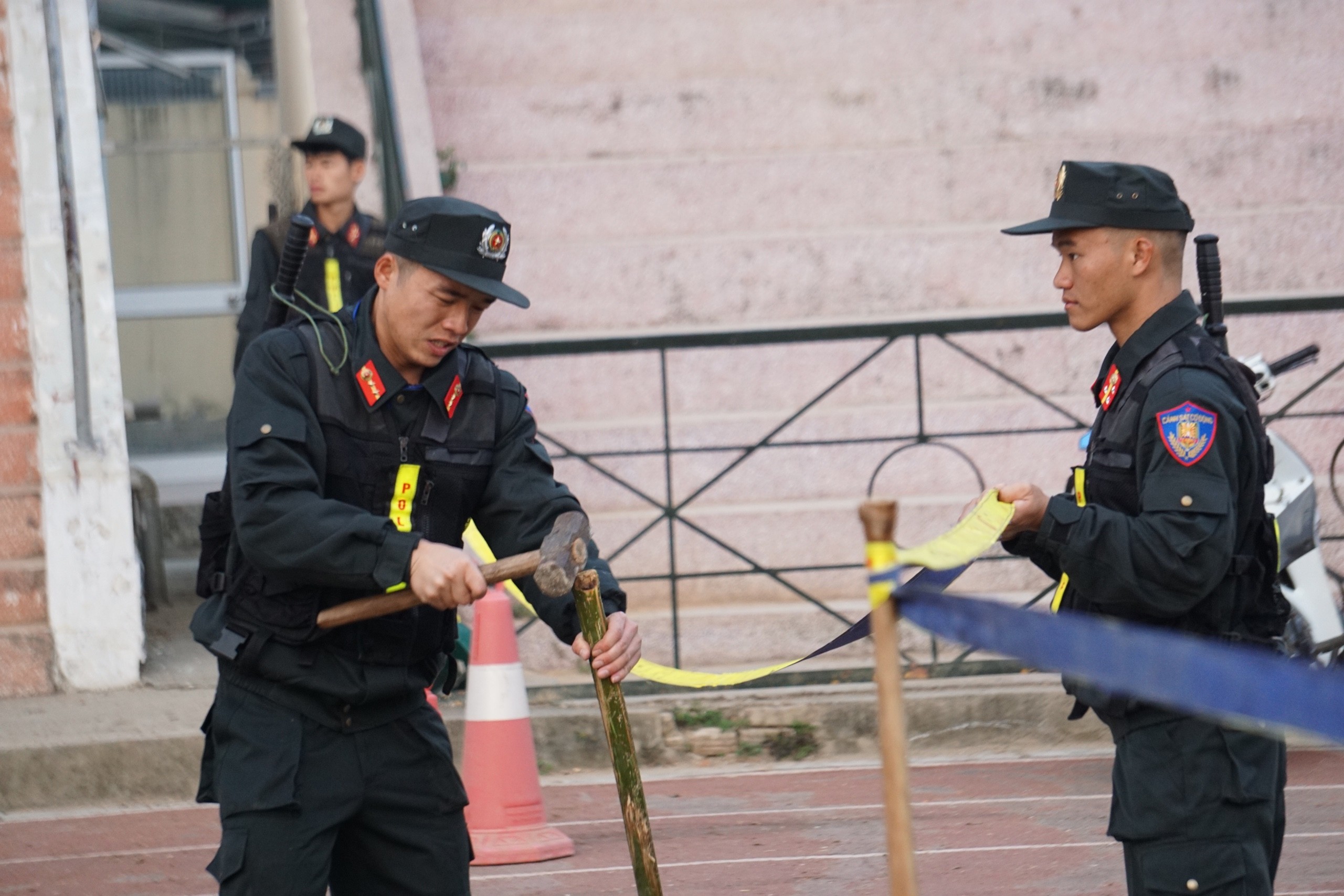 Hồ sơ điều tra - Ngày đầu xét xử vụ nữ sinh giao gà: Chó nghiệp vụ, xe cứu hoả được điều động đến phiên toà (Hình 4).