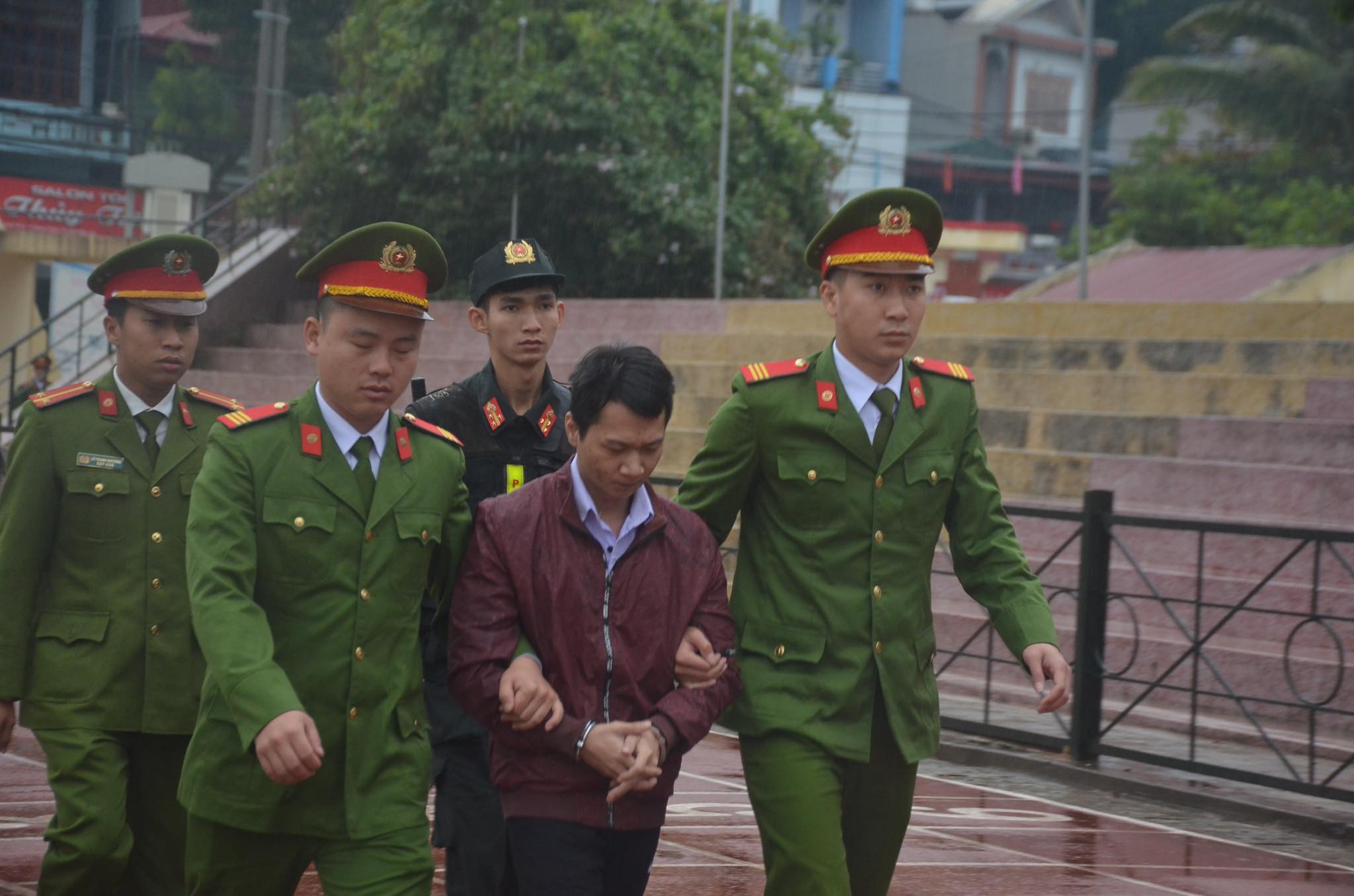 Hồ sơ điều tra - Hàng nghìn người dân đội mưa đến xem tuyên án vụ sát hại nữ sinh giao gà Điện Biên (Hình 10).