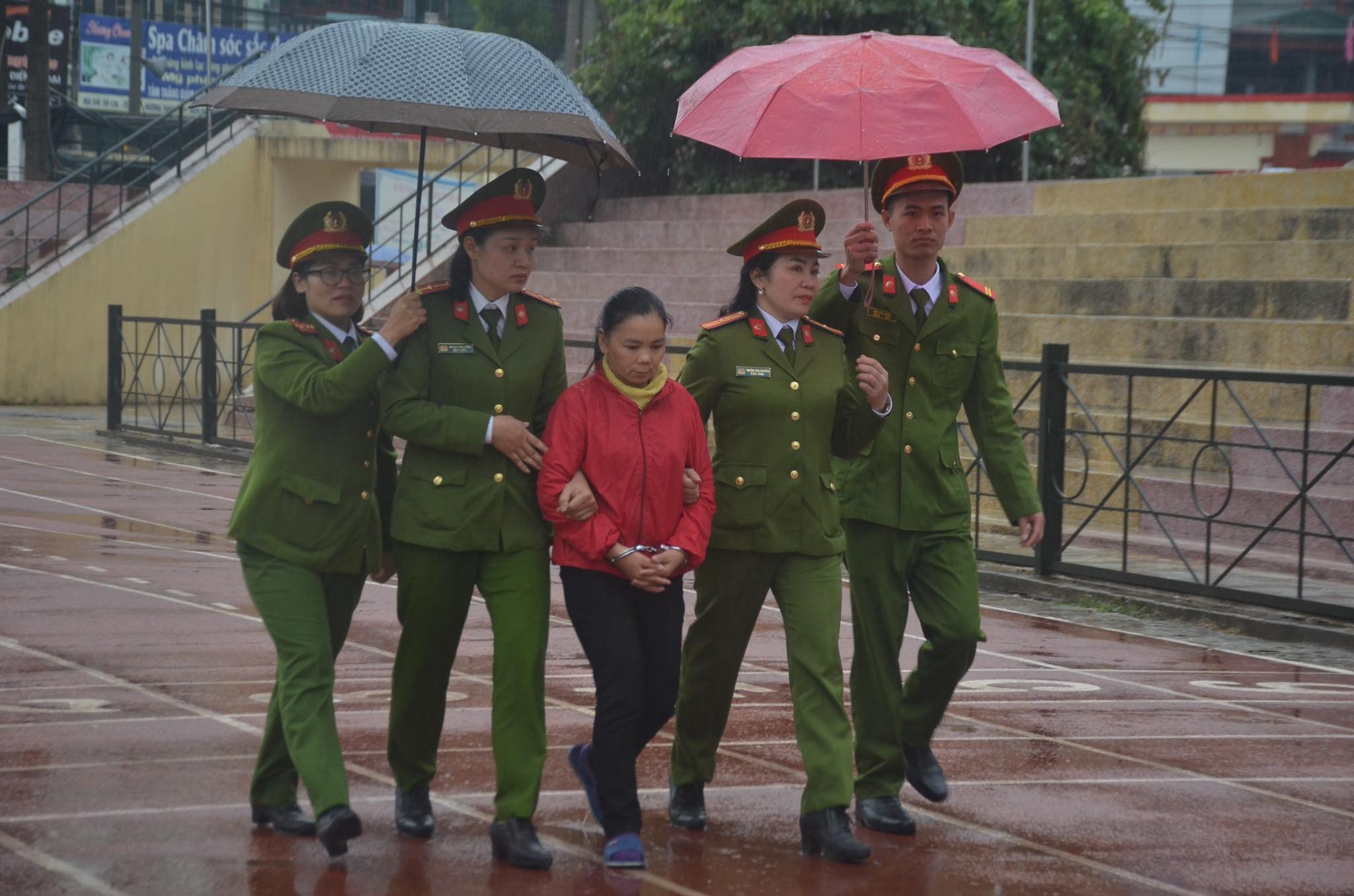 Hồ sơ điều tra - Hàng nghìn người dân đội mưa đến xem tuyên án vụ sát hại nữ sinh giao gà Điện Biên (Hình 8).