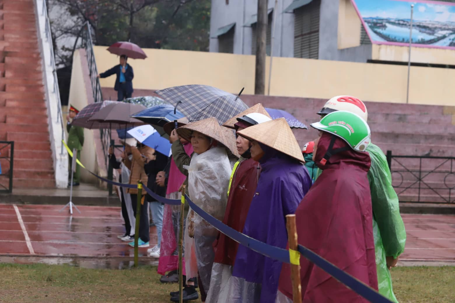 Hồ sơ điều tra - Hàng nghìn người dân đội mưa đến xem tuyên án vụ sát hại nữ sinh giao gà Điện Biên (Hình 2).