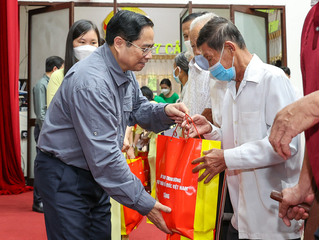 Tiêu điểm - Thủ tướng: Tổ chức cho dân đón Tết an toàn, không “ngăn sông cấm chợ”