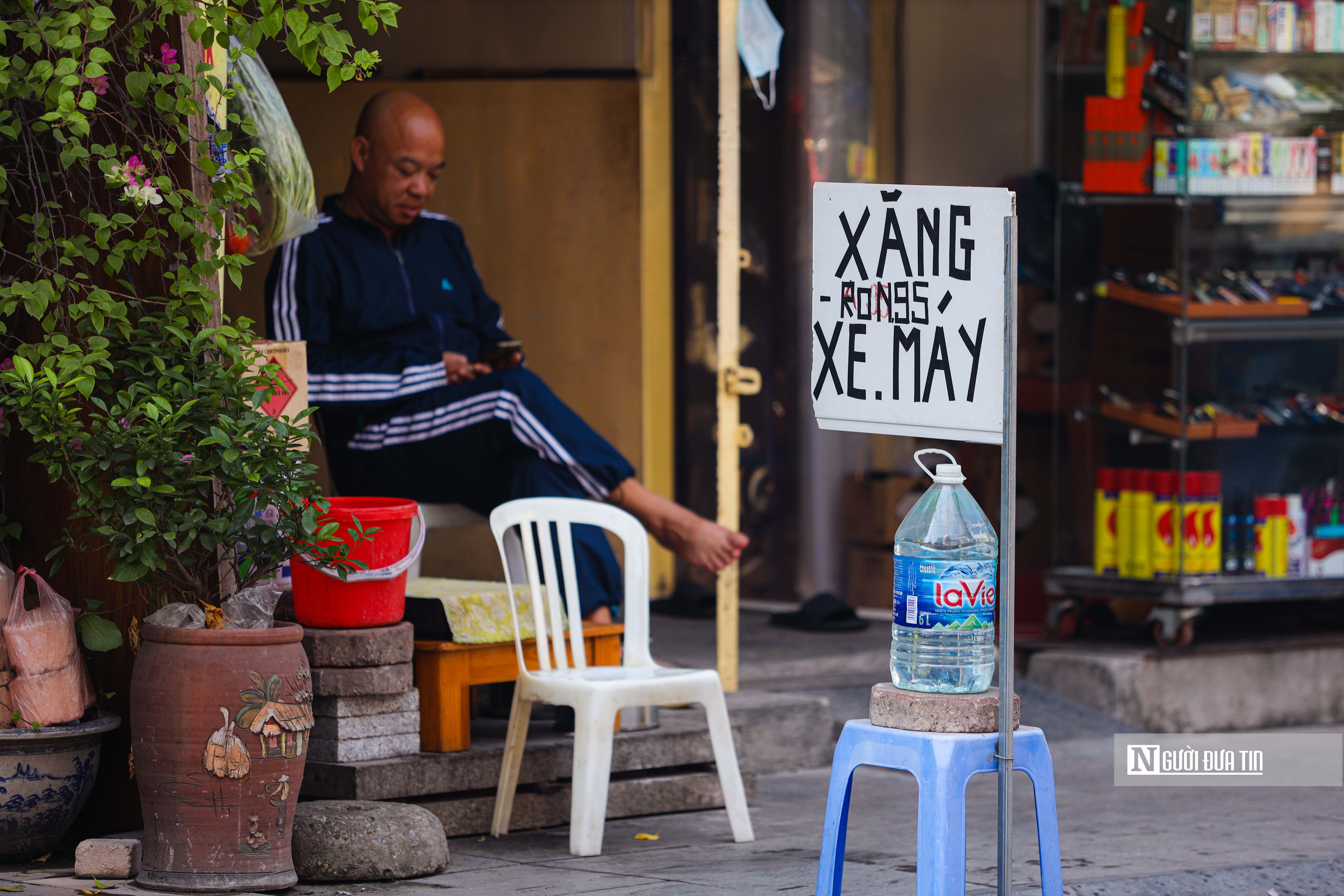 Tiêu dùng & Dư luận - Bộ Công Thương: Không có luật nào cấm mua xăng bằng thùng, chai, can