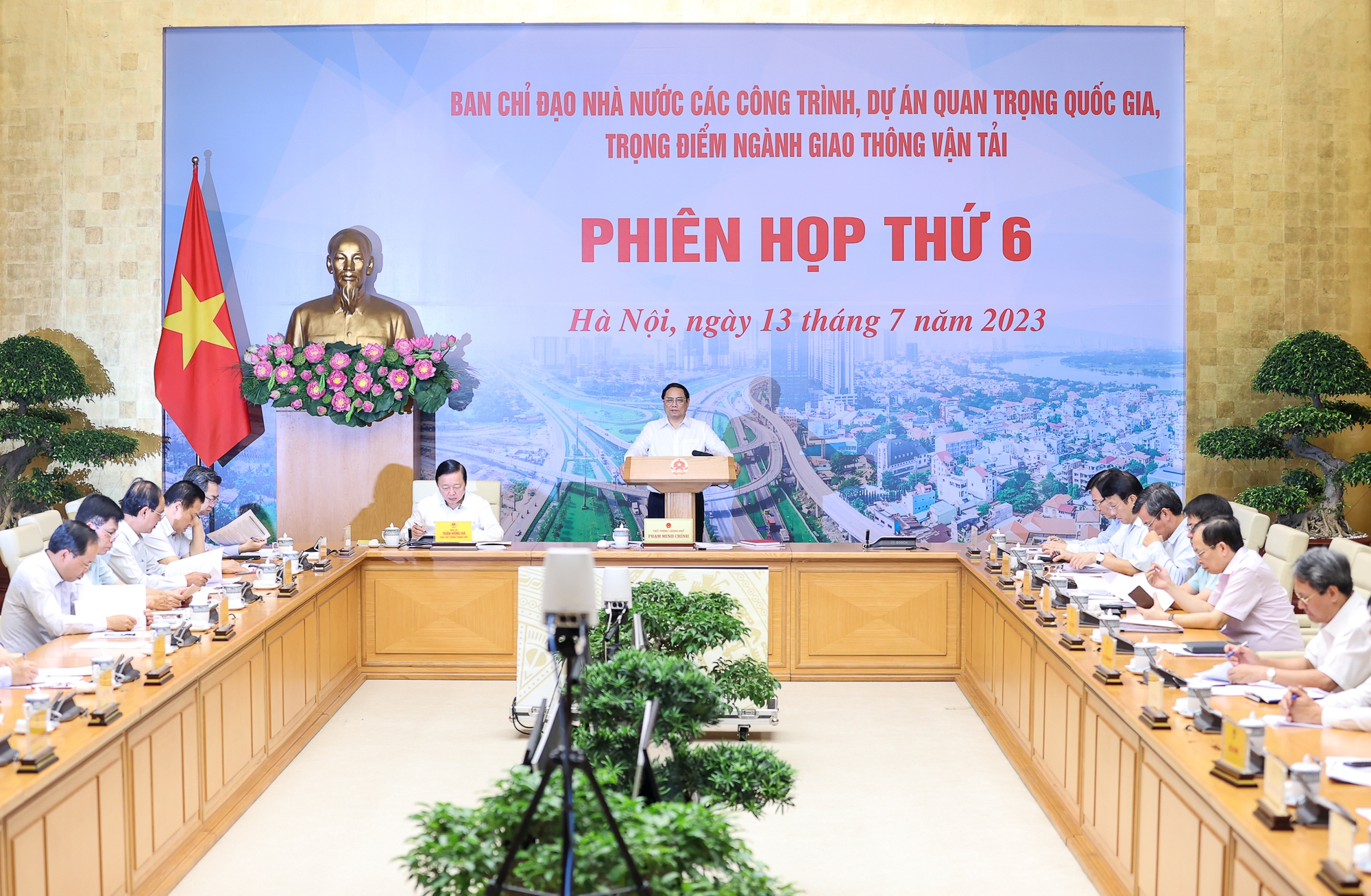 Tiêu điểm - Thủ tướng chủ trì họp gỡ khó cho các dự án giao thông trọng điểm