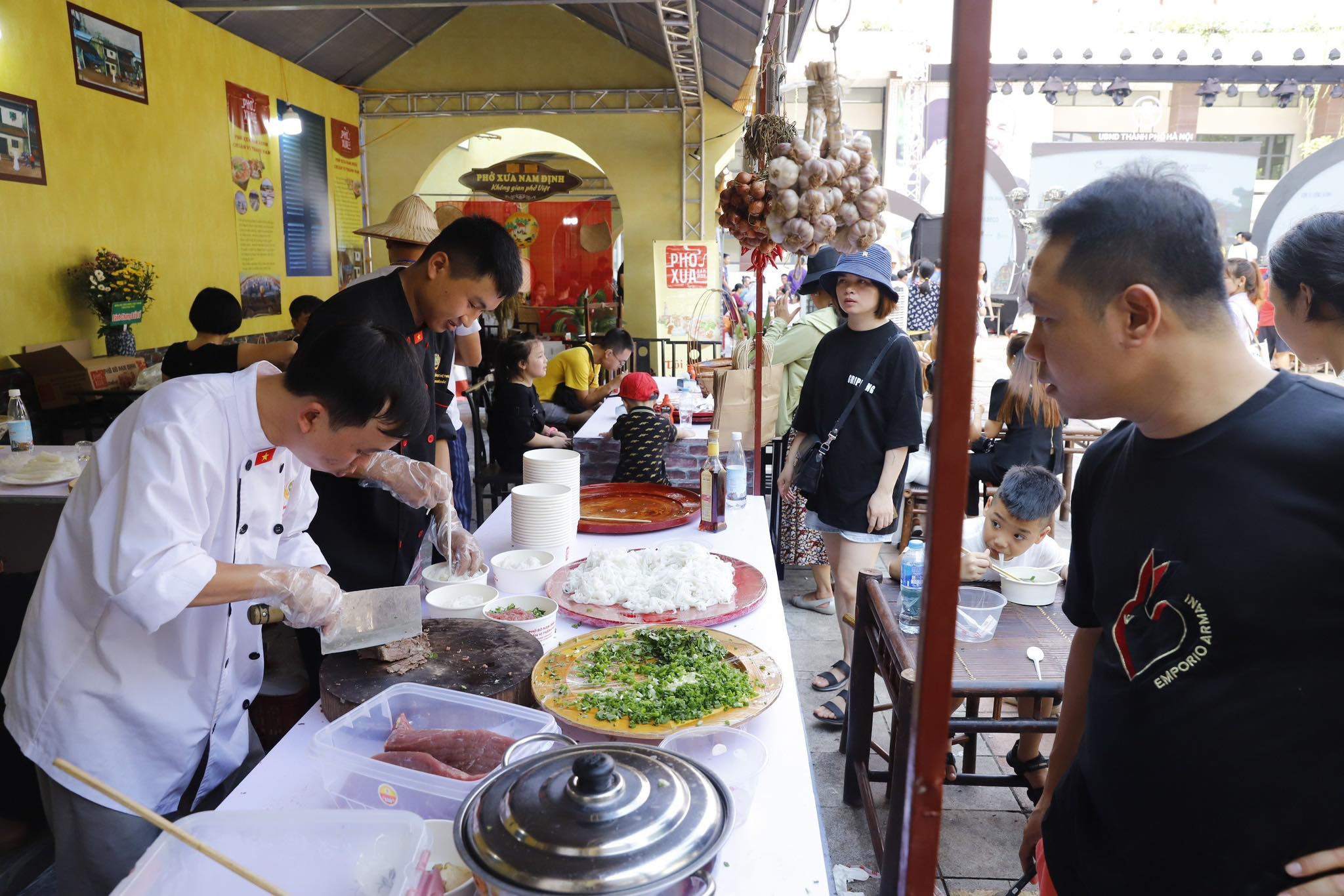 Văn hoá - Du khách đổ xô đi thưởng thức ẩm thực tại Festival Thu Hà Nội (Hình 4).