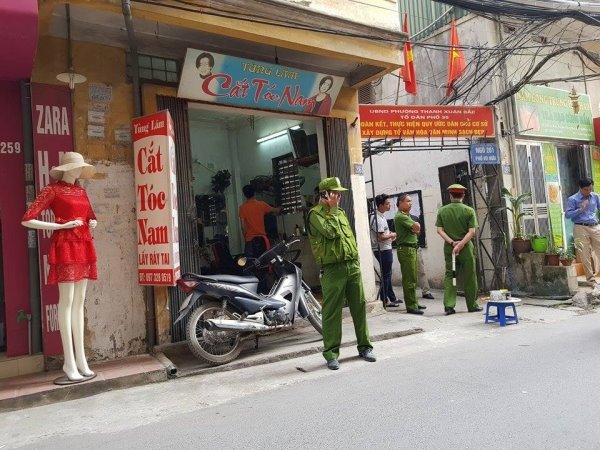 Tin nhanh - Hà Nội: Phát hiện thi thể người đàn ông treo cổ trên cột điện