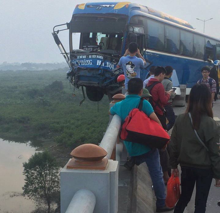 Xã hội -  Va chạm với ô tô tải, xe khách treo lơ lửng trên thành cầu Thanh Trì  (Hình 2).