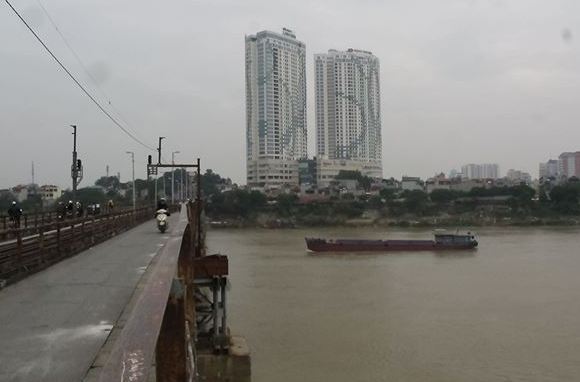 Xã hội - Cấm tàu thuyền qua lại sông Hồng để trục vớt bom dưới cầu Long Biên