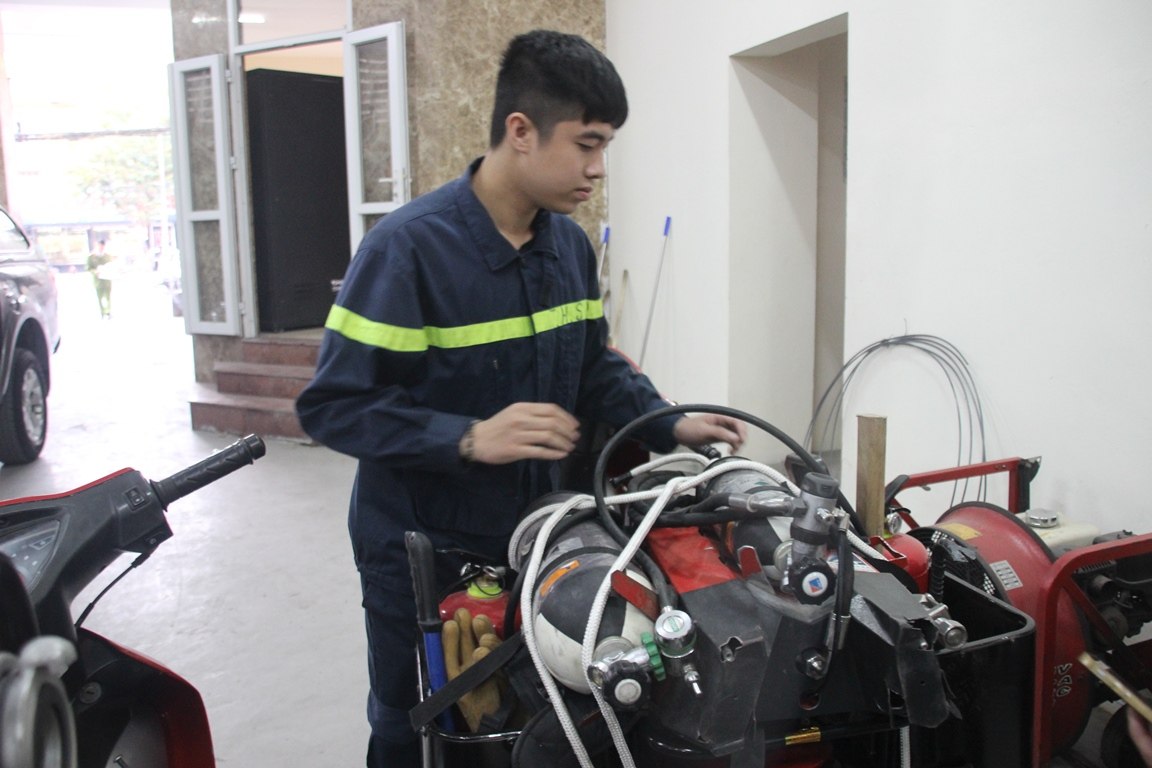 Xã hội - Cận cảnh xe máy cứu hỏa chống tắc đường của Cảnh sát PCC Hà Nội (Hình 4).