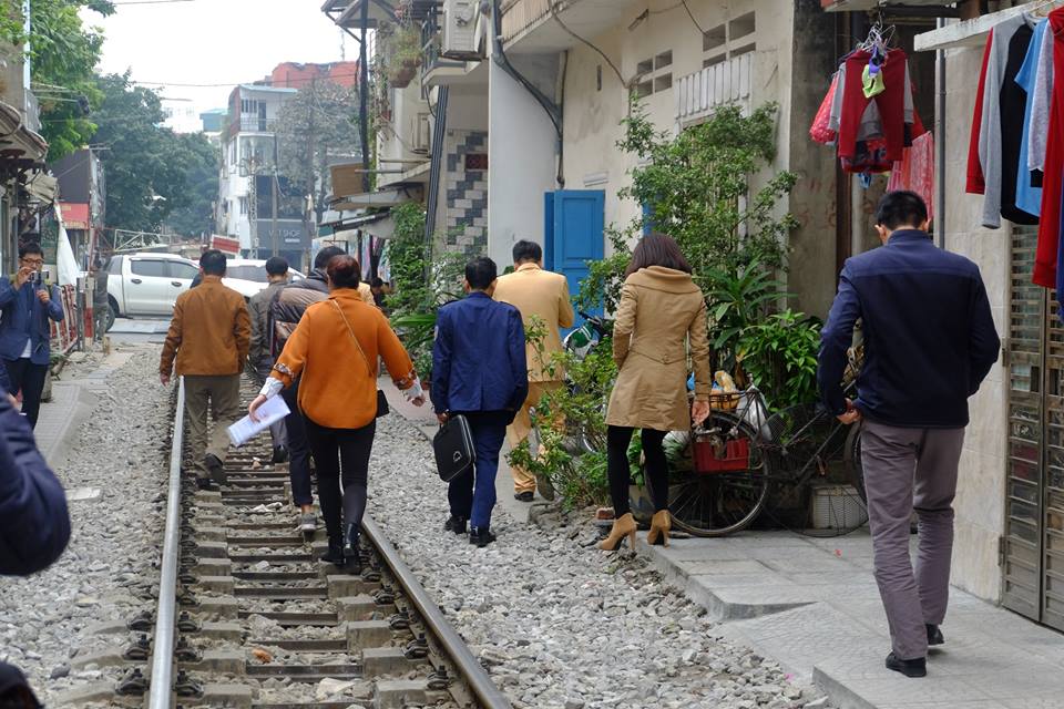 Tin nhanh - Hà Nội: Xử phạt quán cà phê bán hàng trên đường ray tàu hỏa (Hình 2).