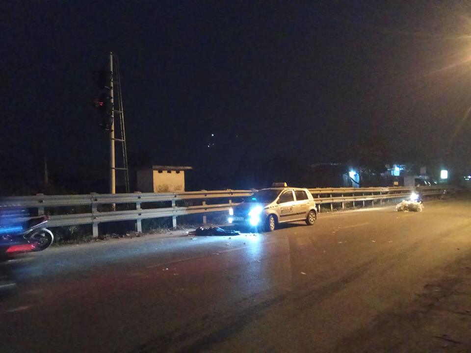 Tin nhanh - Hà Nội: 'Né' tai nạn, đôi nam nữ bị taxi đâm thương vong