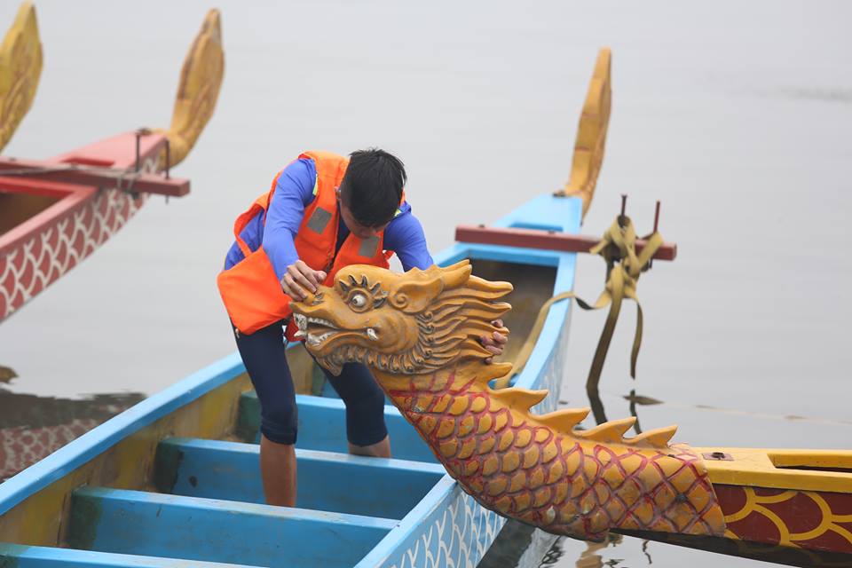 Xã hội - Chen lấn xem lần đầu đua thuyền rồng ở Hồ Tây (Hình 11).