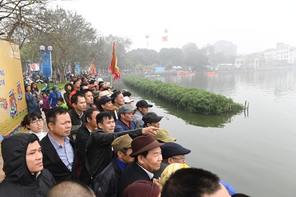 Xã hội - Chen lấn xem lần đầu đua thuyền rồng ở Hồ Tây (Hình 8).